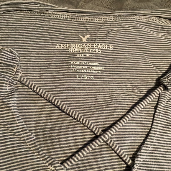 Selling this t-shirt because I don’t wear it anymore! American Eagle size L - Picture 2 of 2